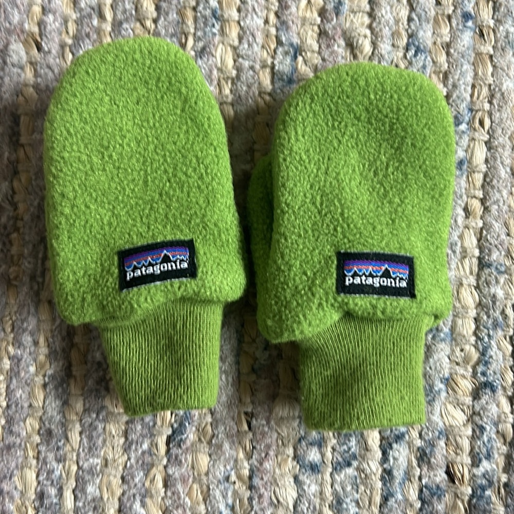 Patagonia baby gloves. 0-6 months